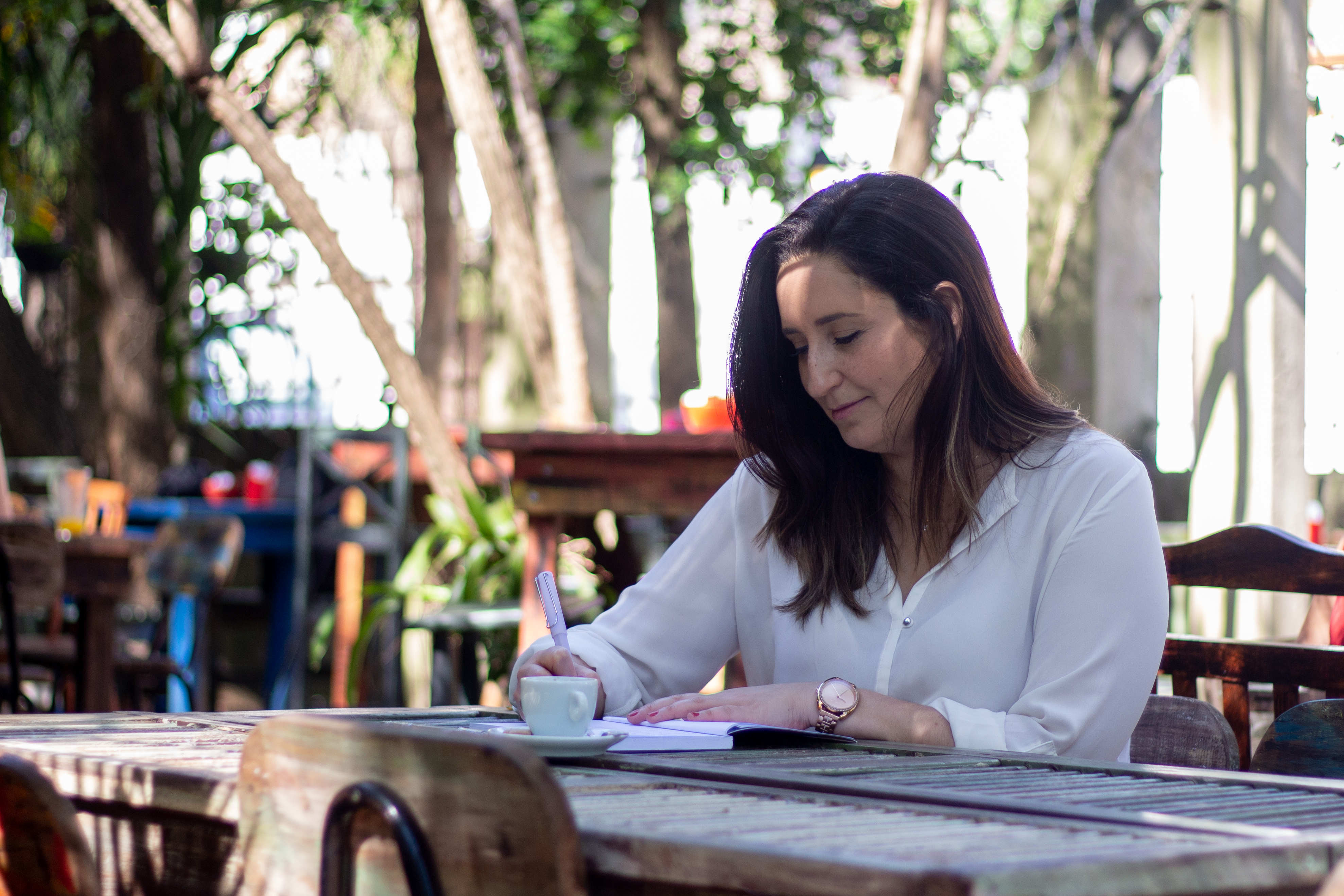 Duas pessoas compartilhando um momento de leitura e conexão